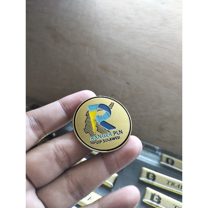 pin custom logo ranger PLN bahan kuningan