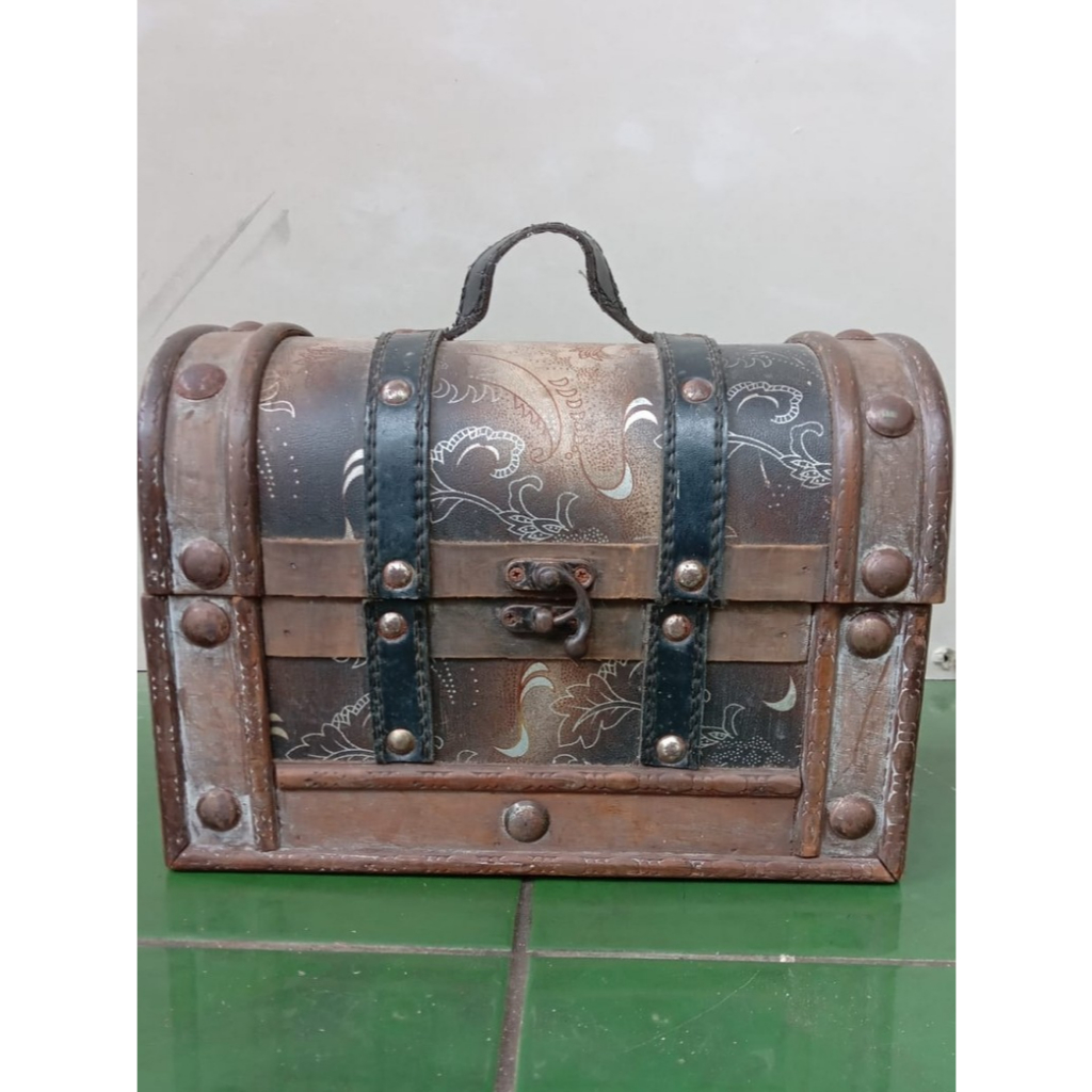 PETI KAYU BARANG ANTIK, LANGKA