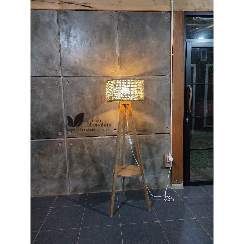 lampu lantai standing lamp kap rotan alami