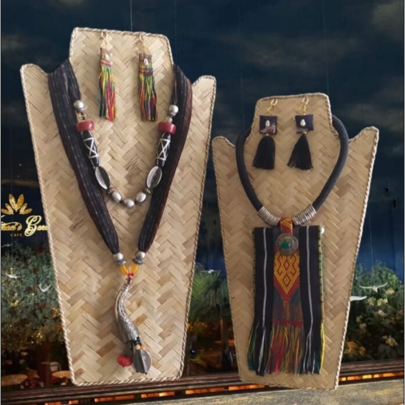 manekin kalung.