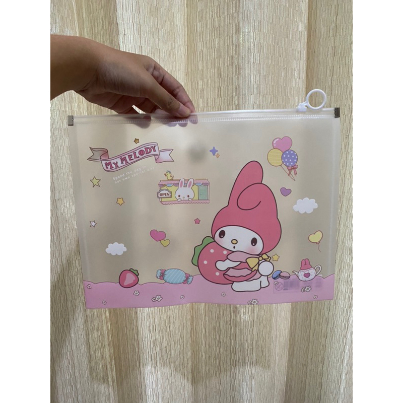 

Map Zipper & Kancing Sanrio/Capybara