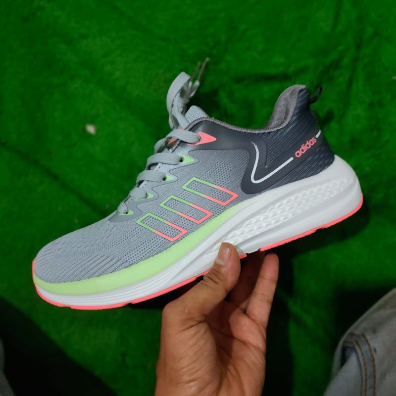 SEPATU OLAHRAGA WANITA IMPORT