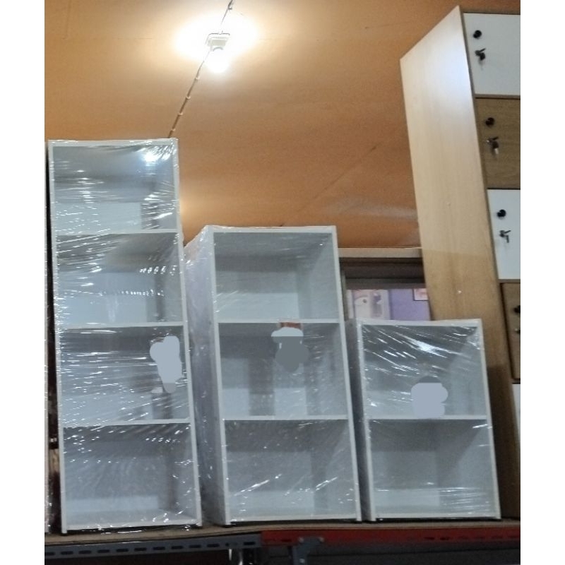 Lemari Buku terbuka.