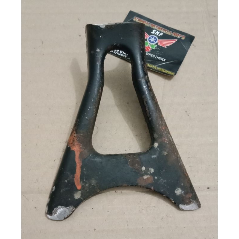 Bracket cover rangka bagian tengah Kawasaki Binter Merzy KZ200 original posisi seperti yg dilingkari