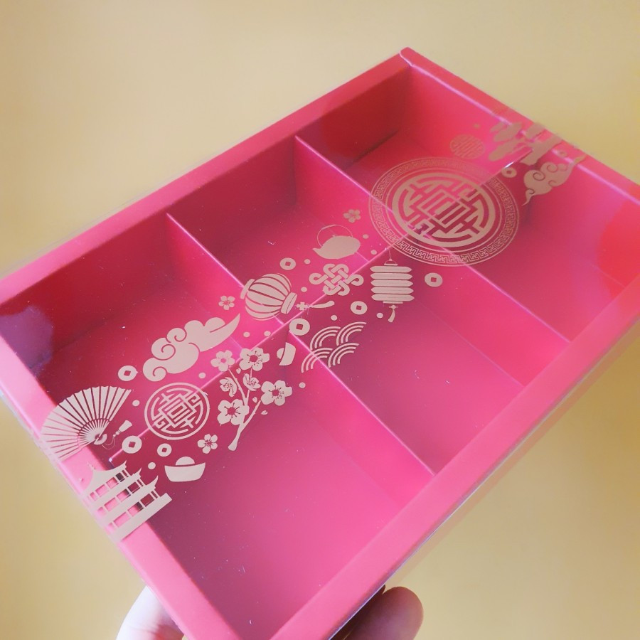 

5 Pcs Dus Mika Packaging Cookies Motif Imlek Sekat 6 Merah Kartu Ucapan Cokelat Ukuran 7.5 x 7.5 x 4.5cm