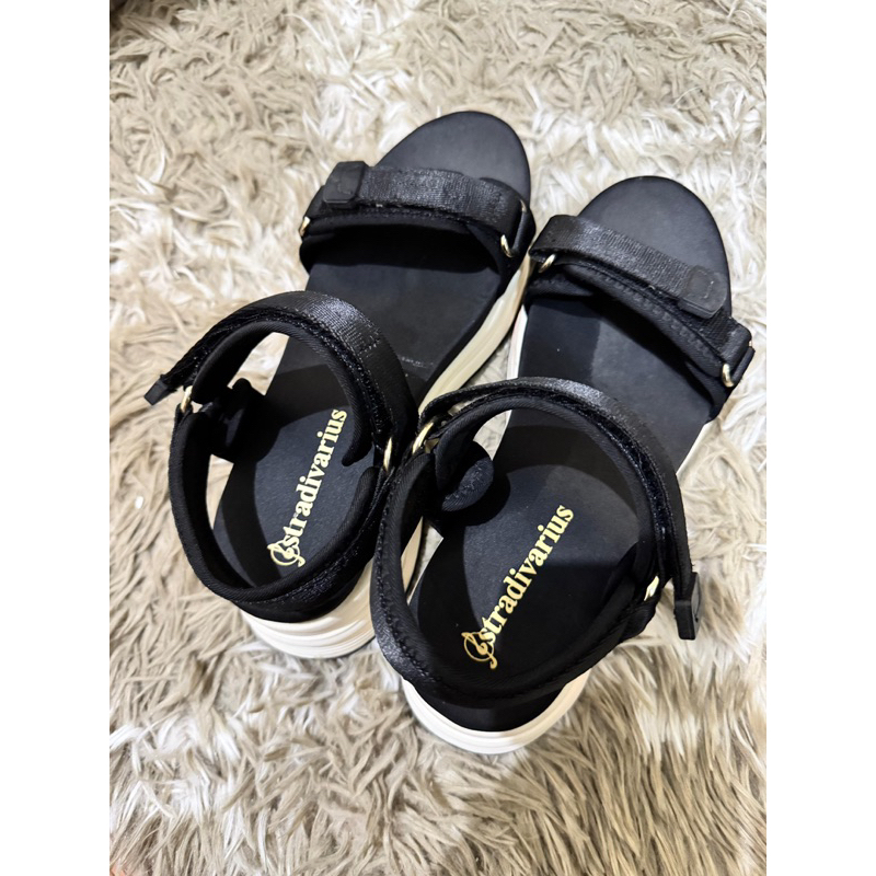 Preloved Sandal Stradivarius