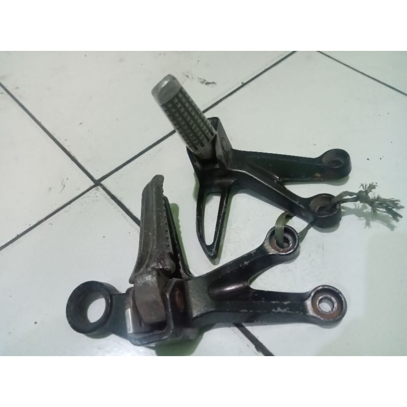 foot step dudukan step belakang satria Fu original copotan