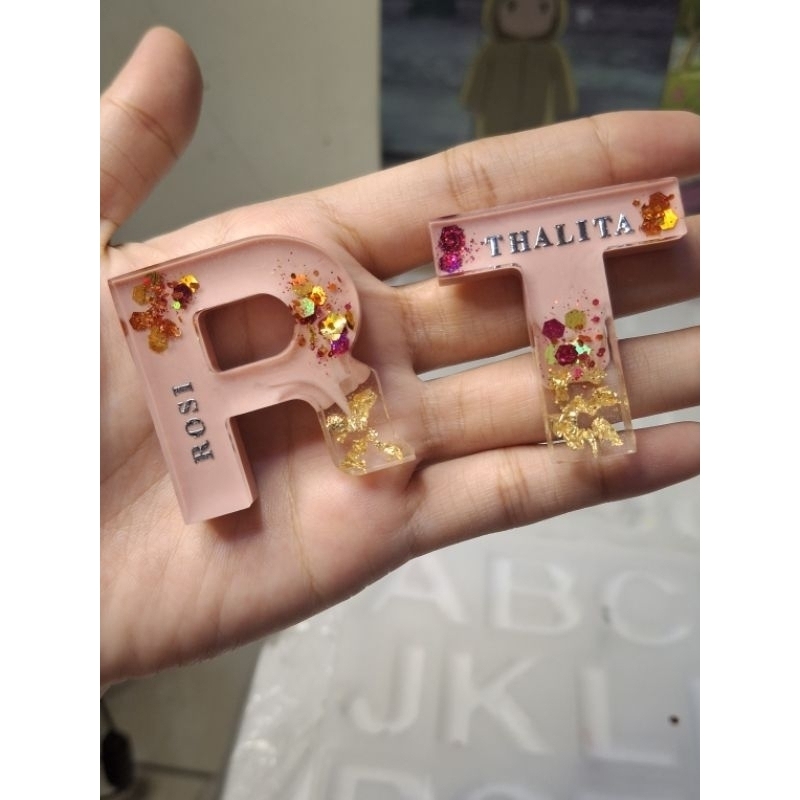 GANTUNGAN KUNCI HURUF/BUNGA/KEYCHAIN RESIN