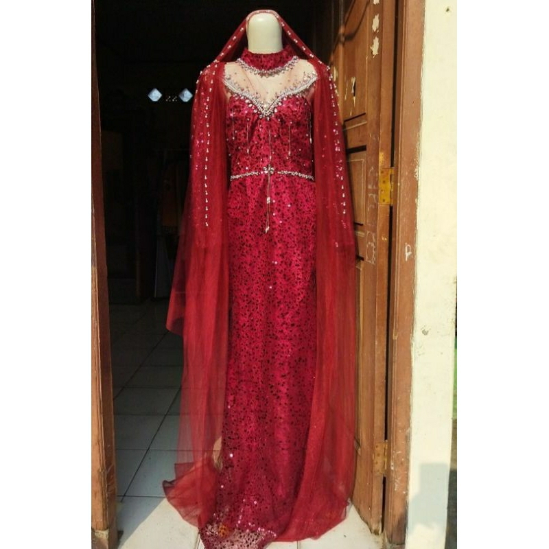 gaun slim pengantin maroon