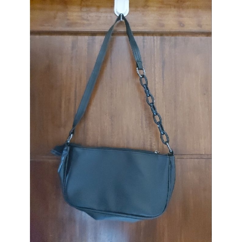 preloved tas hitam rantai/bahu