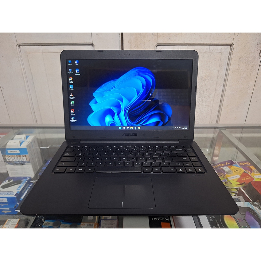 LAPTOP ASUS E402YA - AMD E2 7015 - RAM 4 - HARDISK 1 TERA - VGA RADEON R2