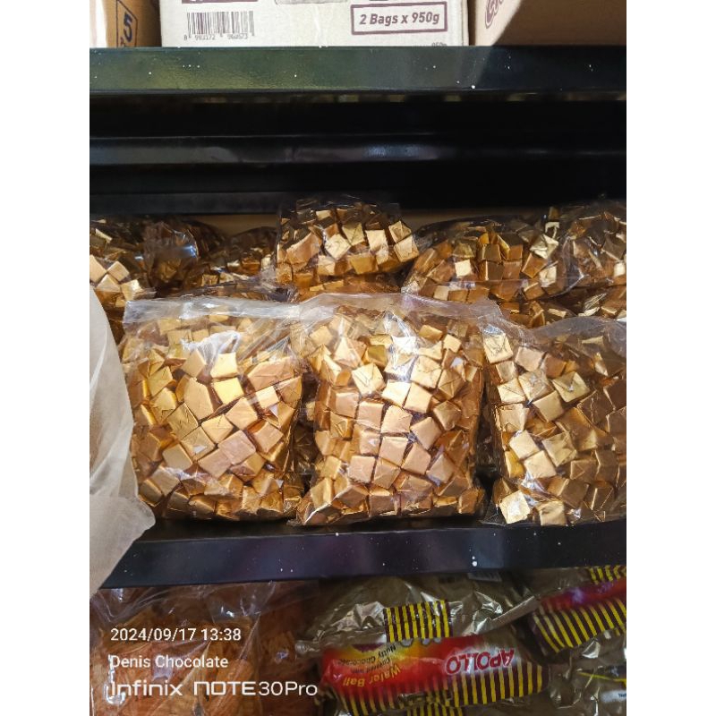 

Cokelat Piramid Silverqueen mix delfi 1kg