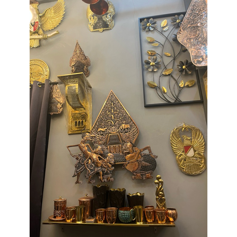 gunungan wayang tembaga