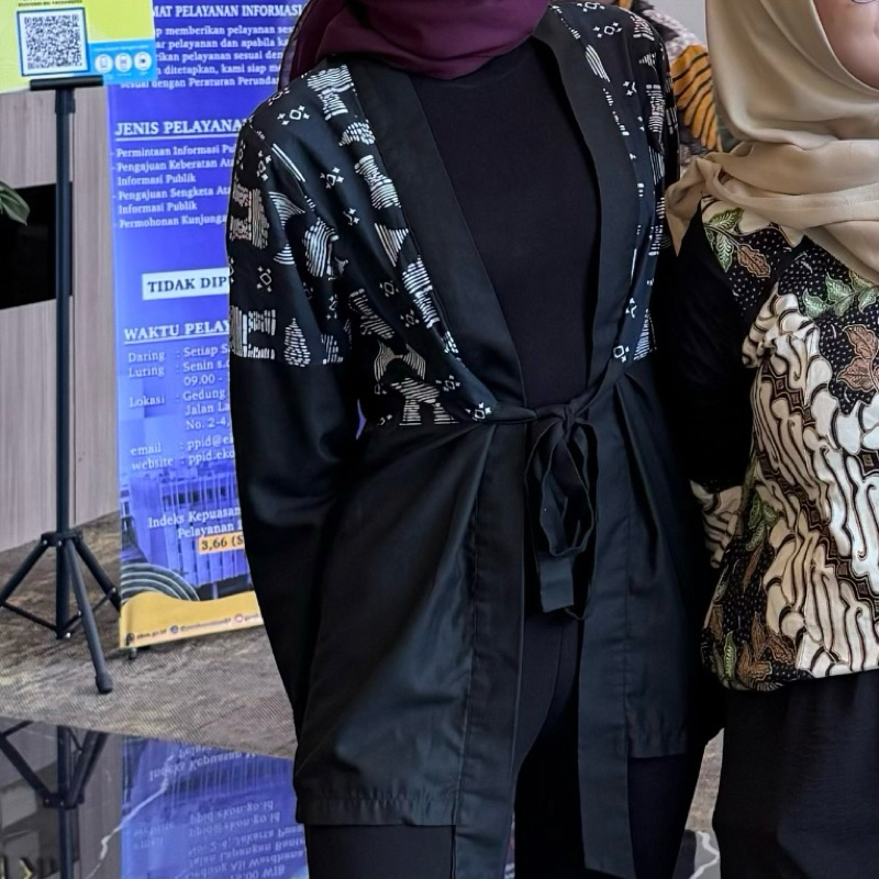 preloved batik trusmi cirebon outer batik gapit top black navy