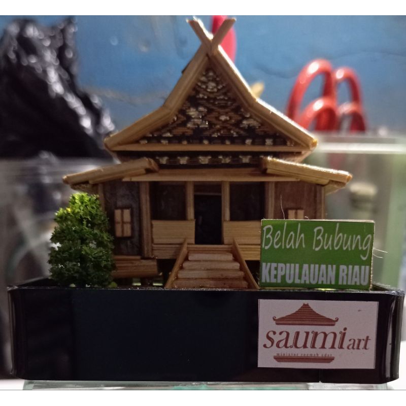 miniatur rumah adat belah  bubung prov. kepulauan riau uk 8x8x8 cm