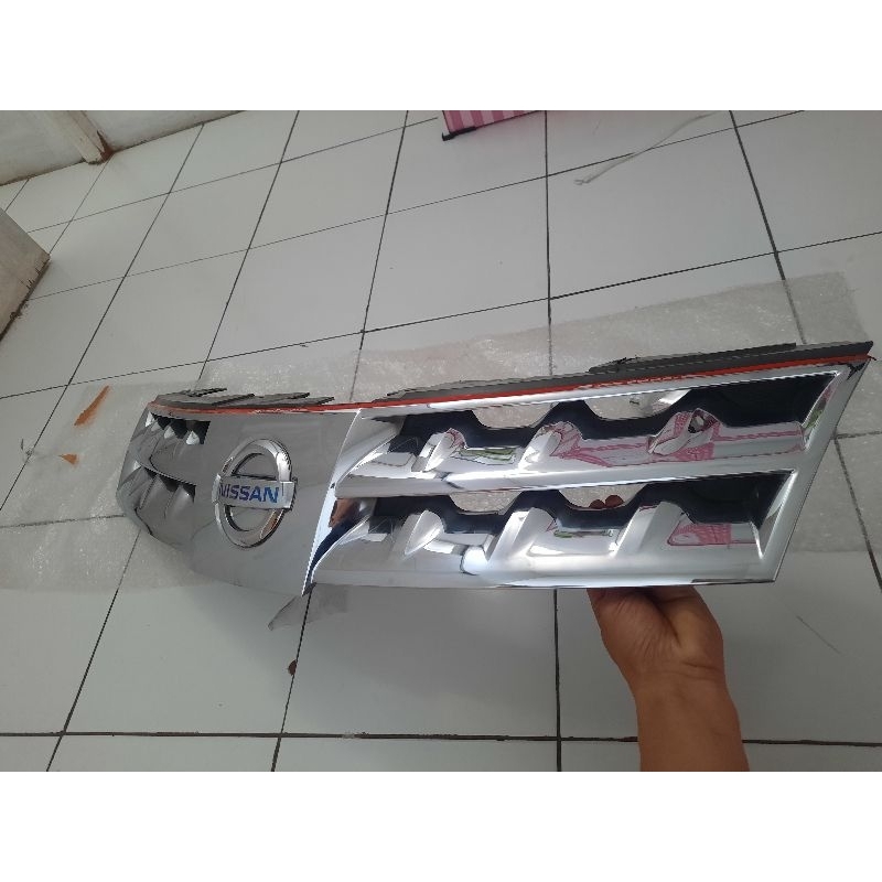 grill original nissan grand livina