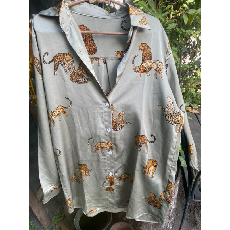 prelove kemeja satin macan