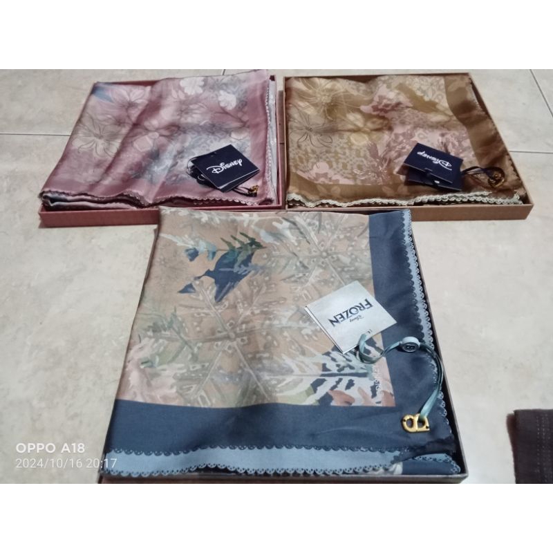 Buttonscarves SATIN square Frozen TDP ELMAR