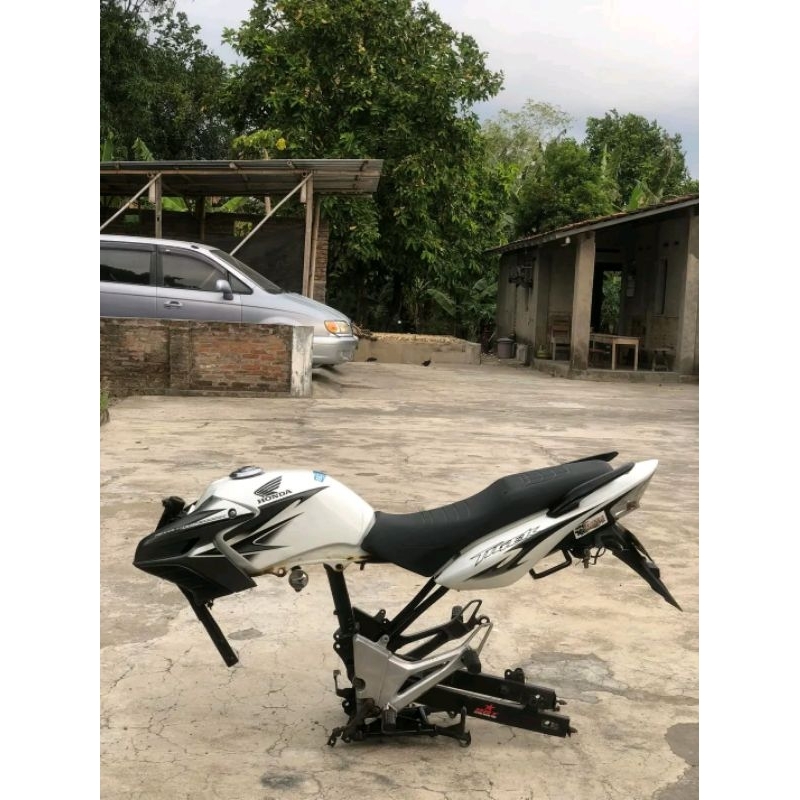 BODY SET TIGER REVO PUTIH ALBINO SET ARM FOSTEP