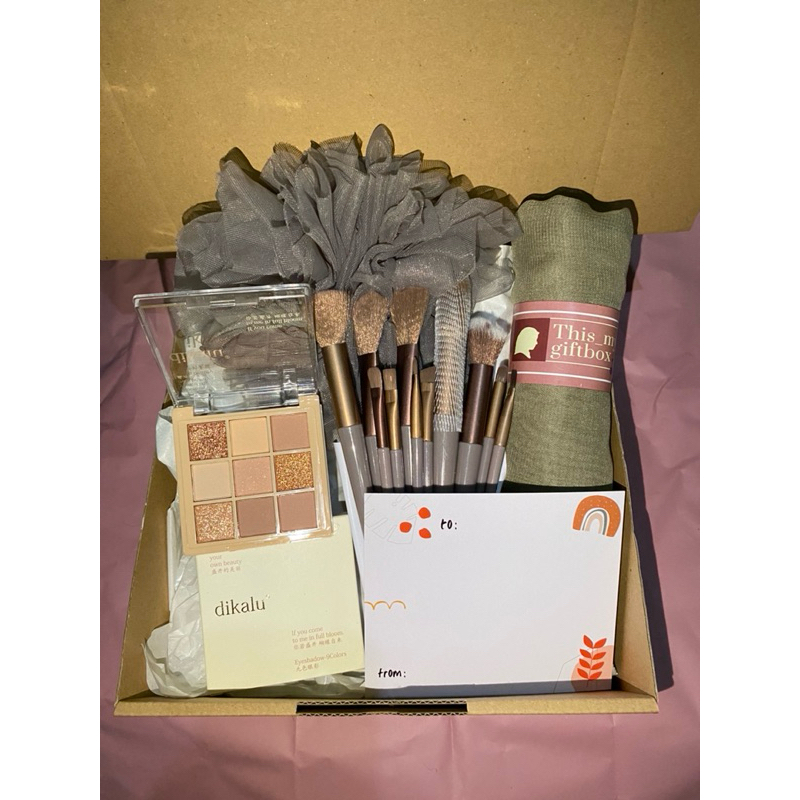 

GiftBox Paket Hijab lengkap untuk wanita