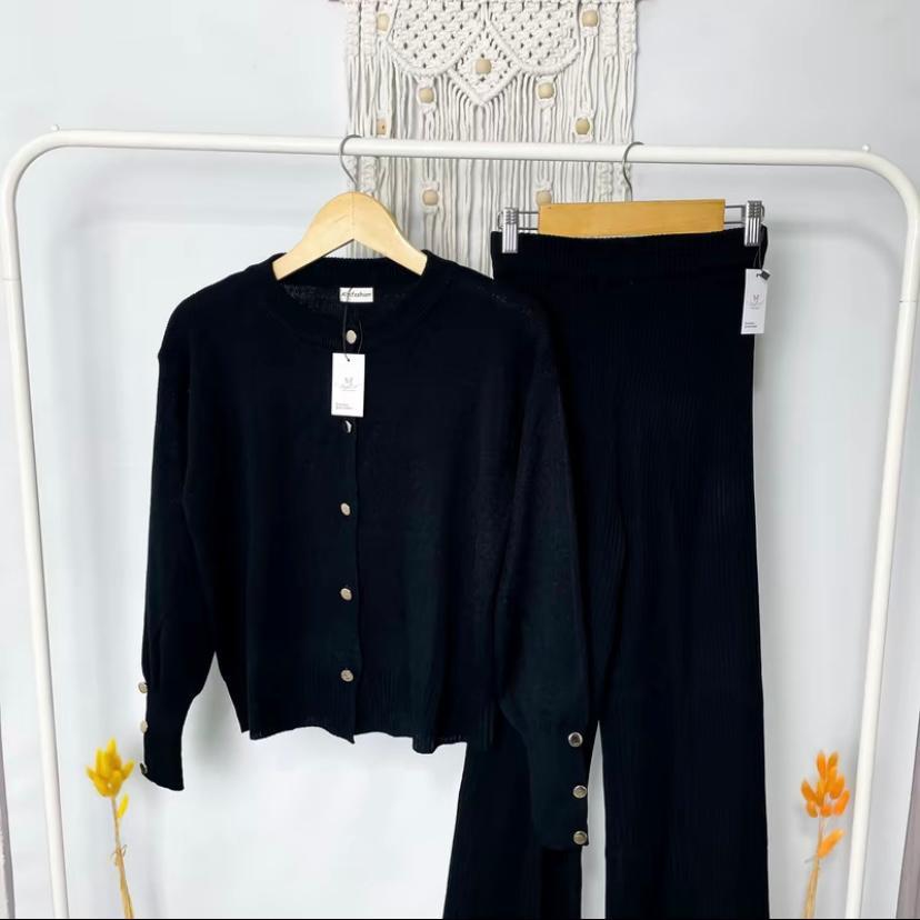 One Set Cardigan Kinara dan Celana Kulot Rajut Wanita