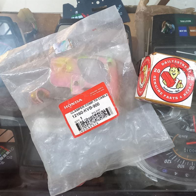 DUDUKAN KLEM CLAMP KABEL GAS HONDA VARIO 110 KARBU OLD ORIGINAL ORI 12160-KVB-900