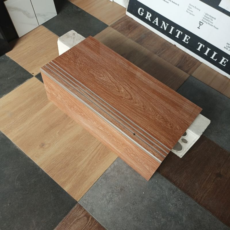 granit tangga motif kayu glosy uk 30×60&20×60 1 set