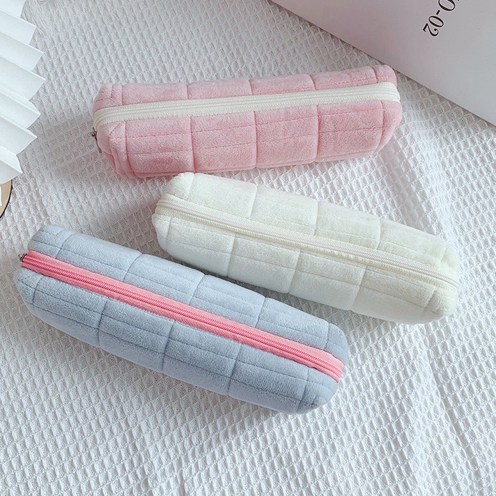 

Terbaru Tempat Pensil Bulu Halus model Jahitan Kotak