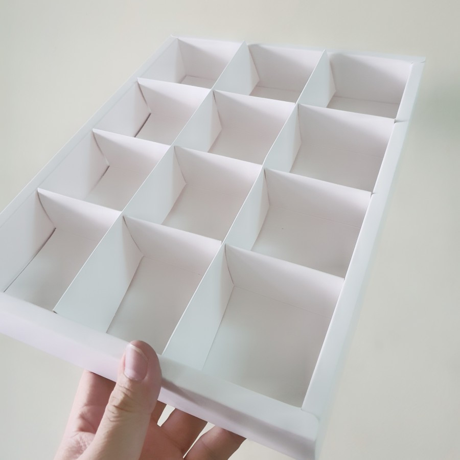 

1 Pack Isi 5 Pcs Dus Parcel Natal Mika Sekat 12 Putih Box Motif Christmas Ukuran 7.3x7.3x4.5 cm