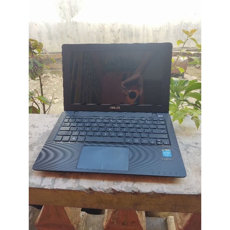 Laptop notebook Asus X200m ram 4gb minus original seken bekas lcd