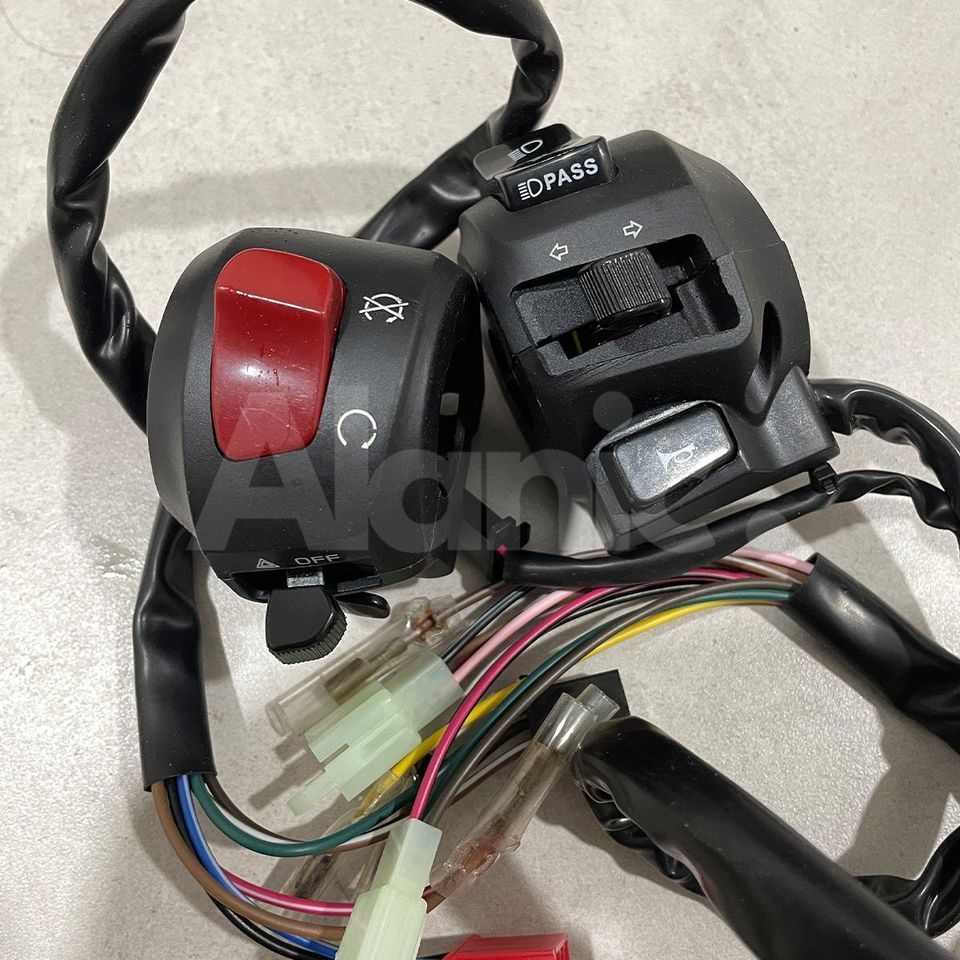SAKLAR SWITCH HOLDER SET (KANAN - KIRI BK6) VIXION NEW 155 R15 V3 VVA BK6-H3976 (OEM)