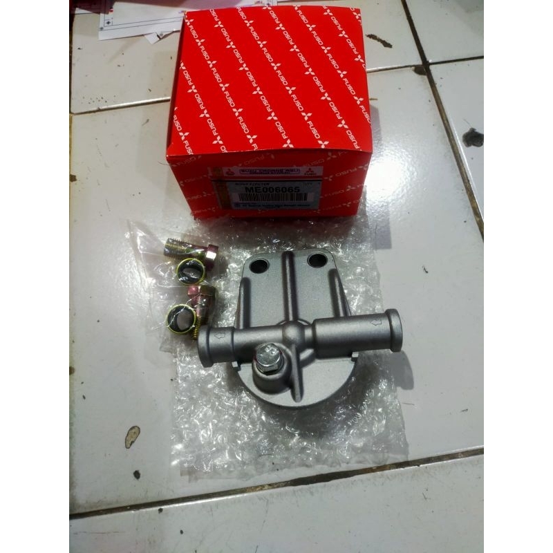 dudukan filter solar atas Mitsubishi canter ME006065