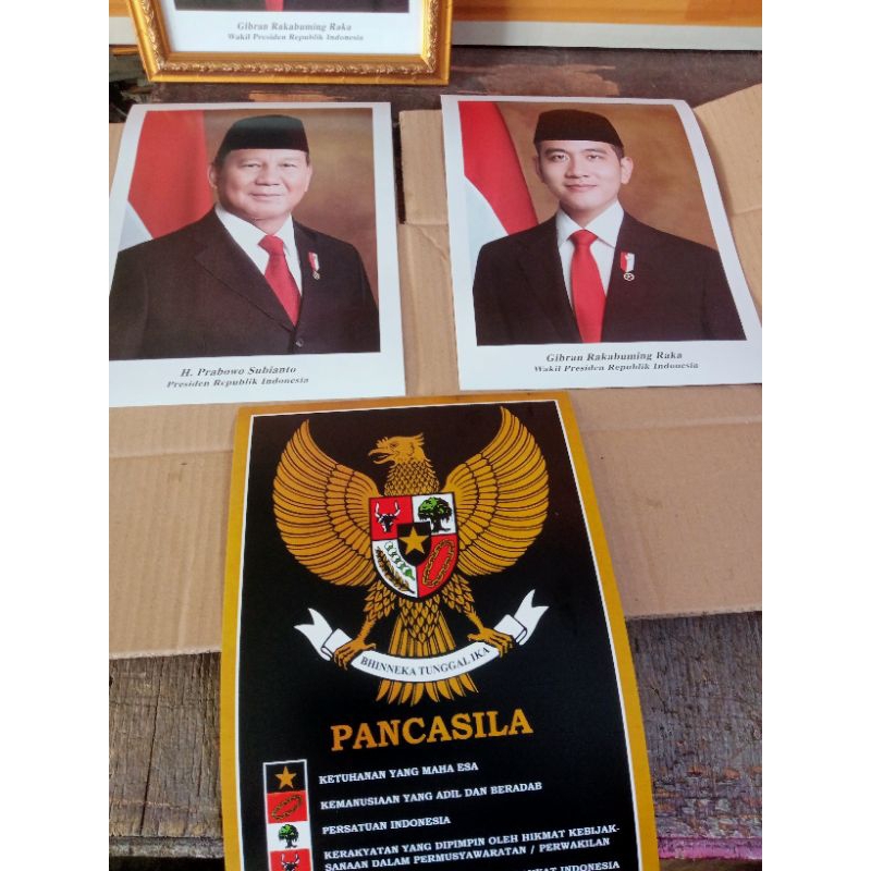 FOTO PRESIDEN PRABOWO WAKIL PRESIDEN GIBRAN DAN LAMBANG GARUDA.