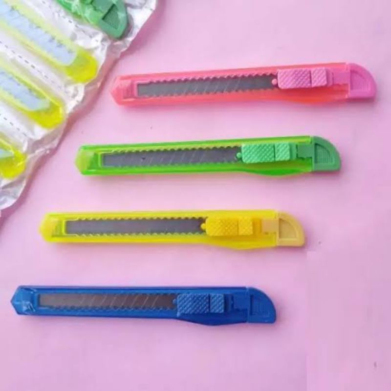 

Cutter/ Pisau Cutter Kecil Transparan Warna/i Plastik Perpcs(satuan)