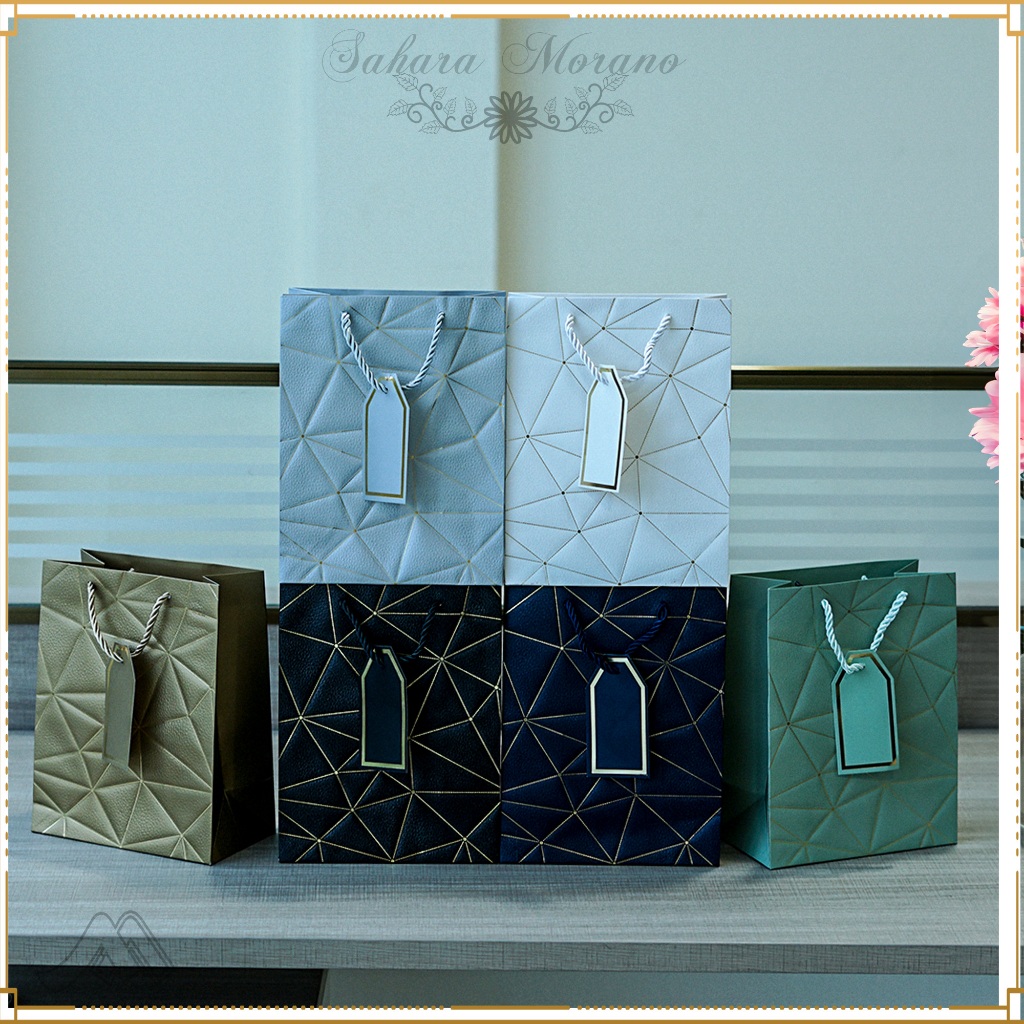 

Paper Bag Motif Segitiga Emboss | Tas Belanja Tas | Souvenir Goodie Bag | Tas Hampers