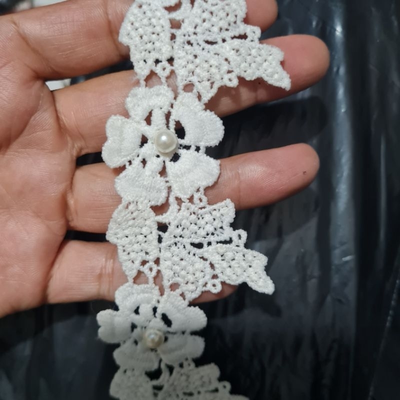 Renda zyper atau renda Bordir ada mutiara Harga Rp 7.000/1 meter
