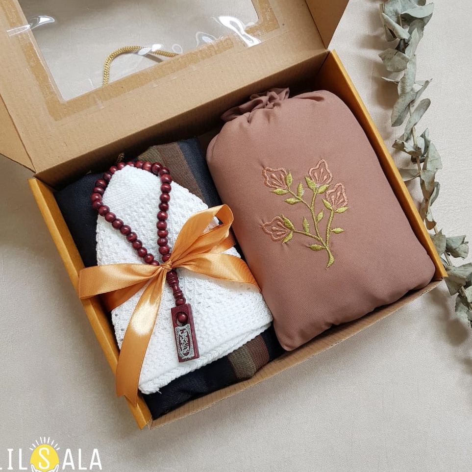 Sekarang Dikirim BSPTMU PAKET MUKENA DAN SARUNG PECI DEWASA PACKING BOX KADO GURU KADO NIKAH PAKET C