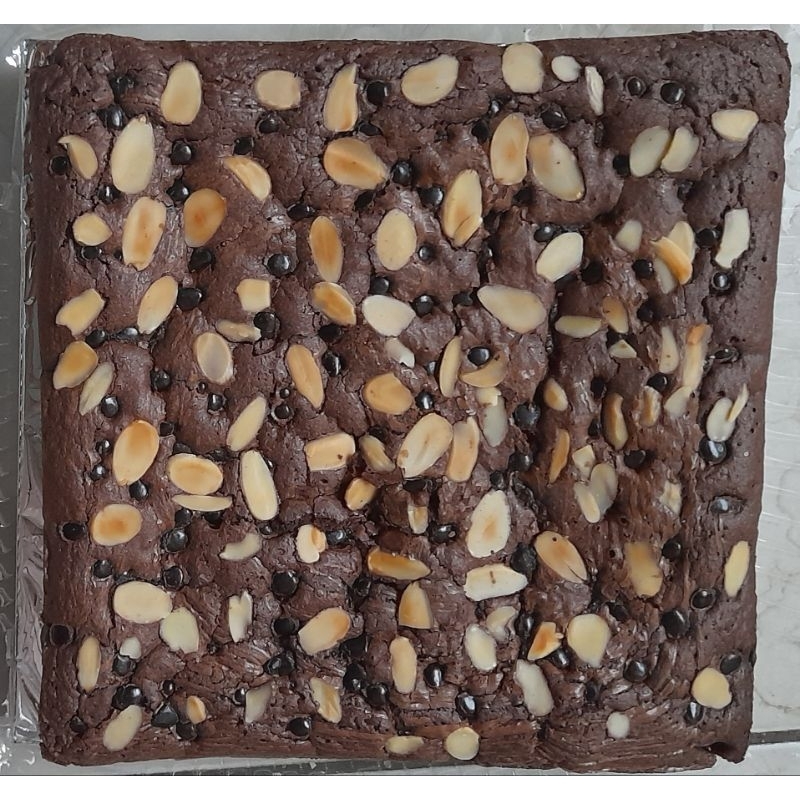 

Brownies Frudgy Toping Almond (Uk 22 cm)