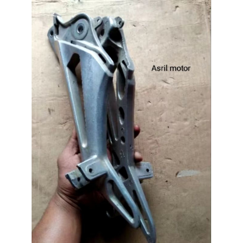 postep pijakan kaki belakang SUPRA X125 non cakram / Revo lama ORISINIL