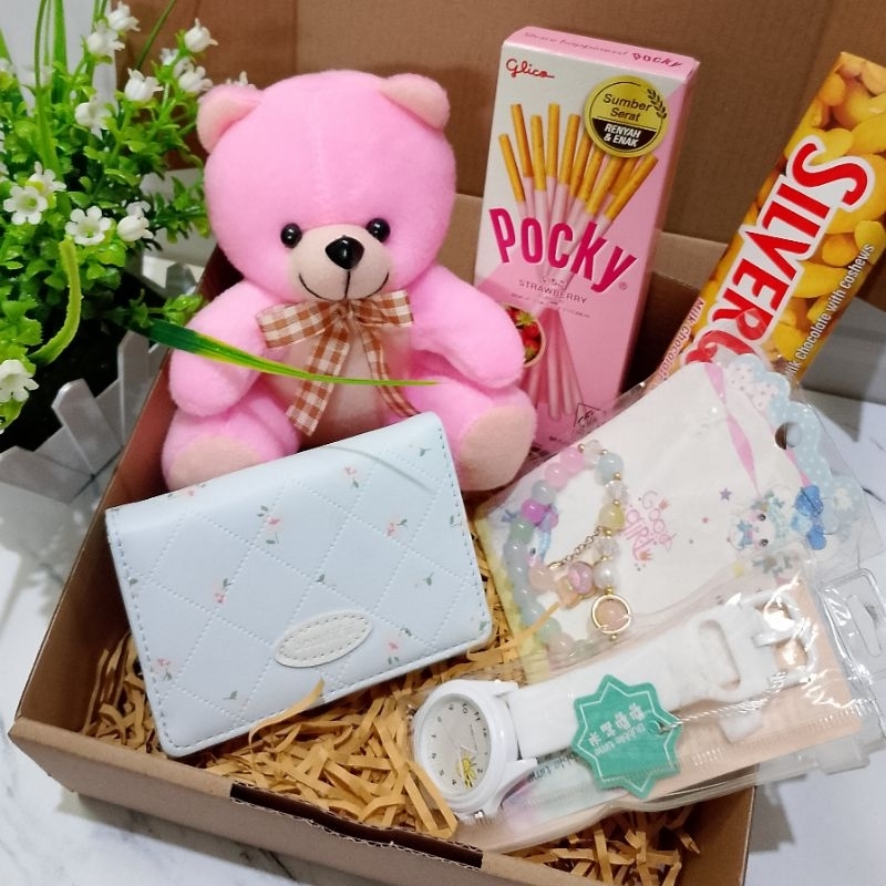 

HAMPERS CEWEK KADO ULANG TAHUN HADIAH WISUDA ANNIVERSARY GIFT BOX GRADUATION ISI DOMPET JAM BONEKA BUCKET MINI GELANG KOREA GANTUNGAN KUNCI SILVERQUEEN