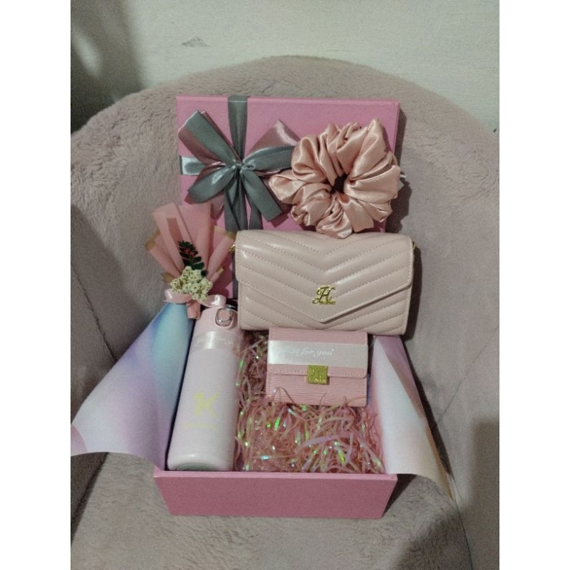 

Hampers Custom Kado Ulang Tahun Wanita Special Kado Ultah Istri