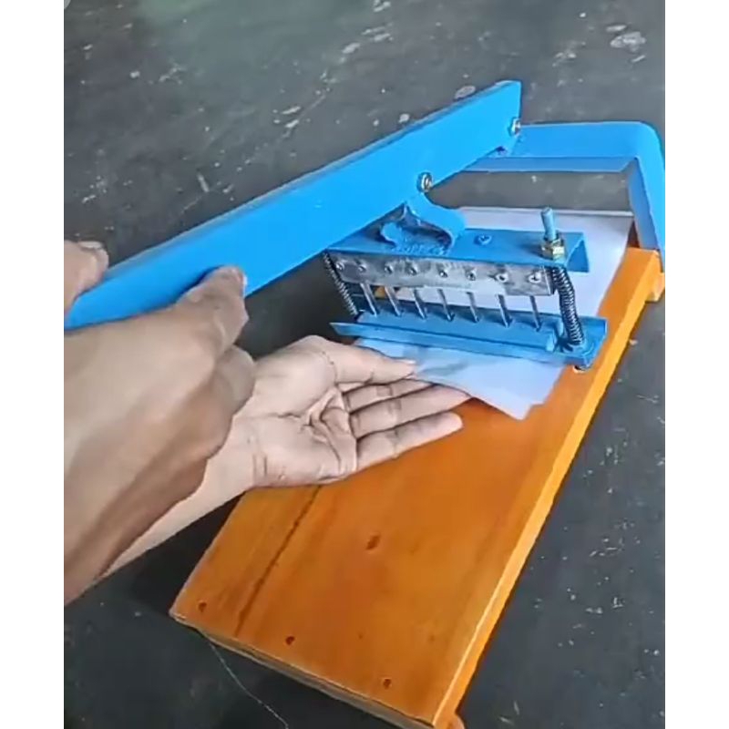 Alat pelubang plastik untuk tempe dll