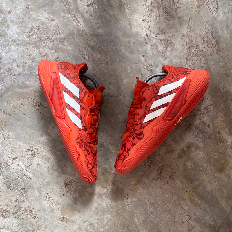 Sepatu tenis lapangan adidas