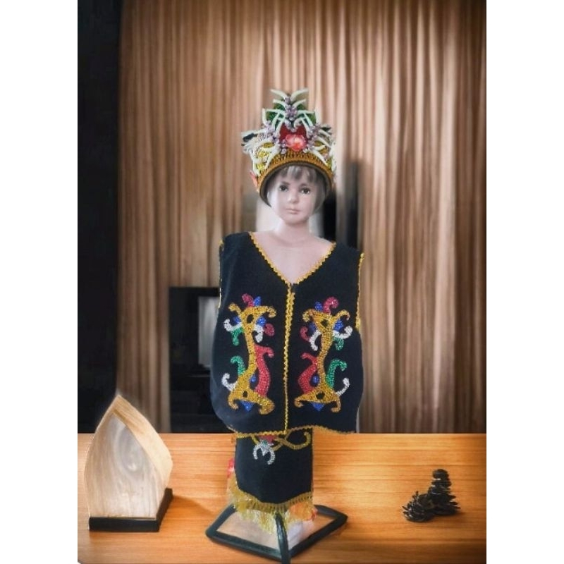 baju adat kalimantan dan topi