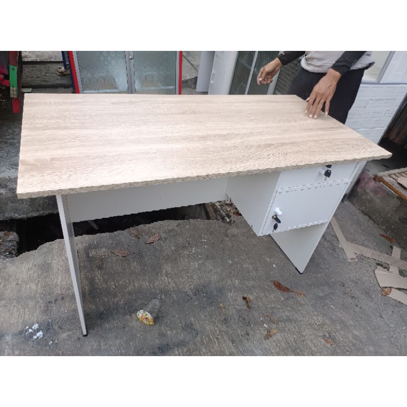meja kantor. meja tulis. belajar kios laci pintu kunci.