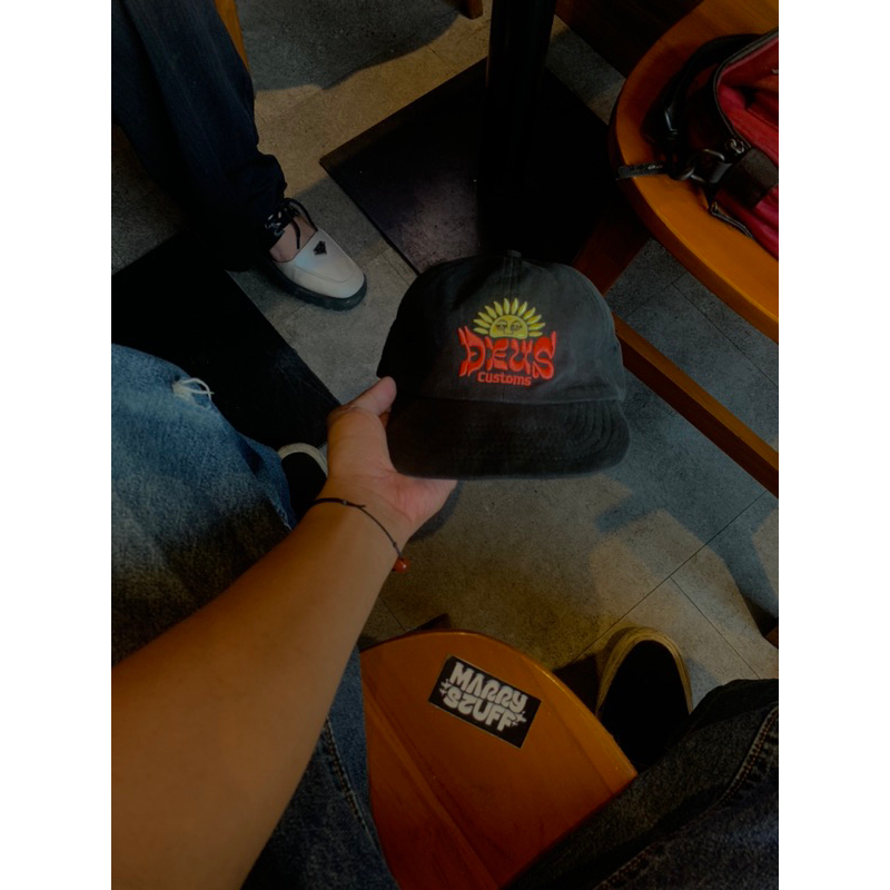 TOPI DEUS EX MACHINA PRELOVED