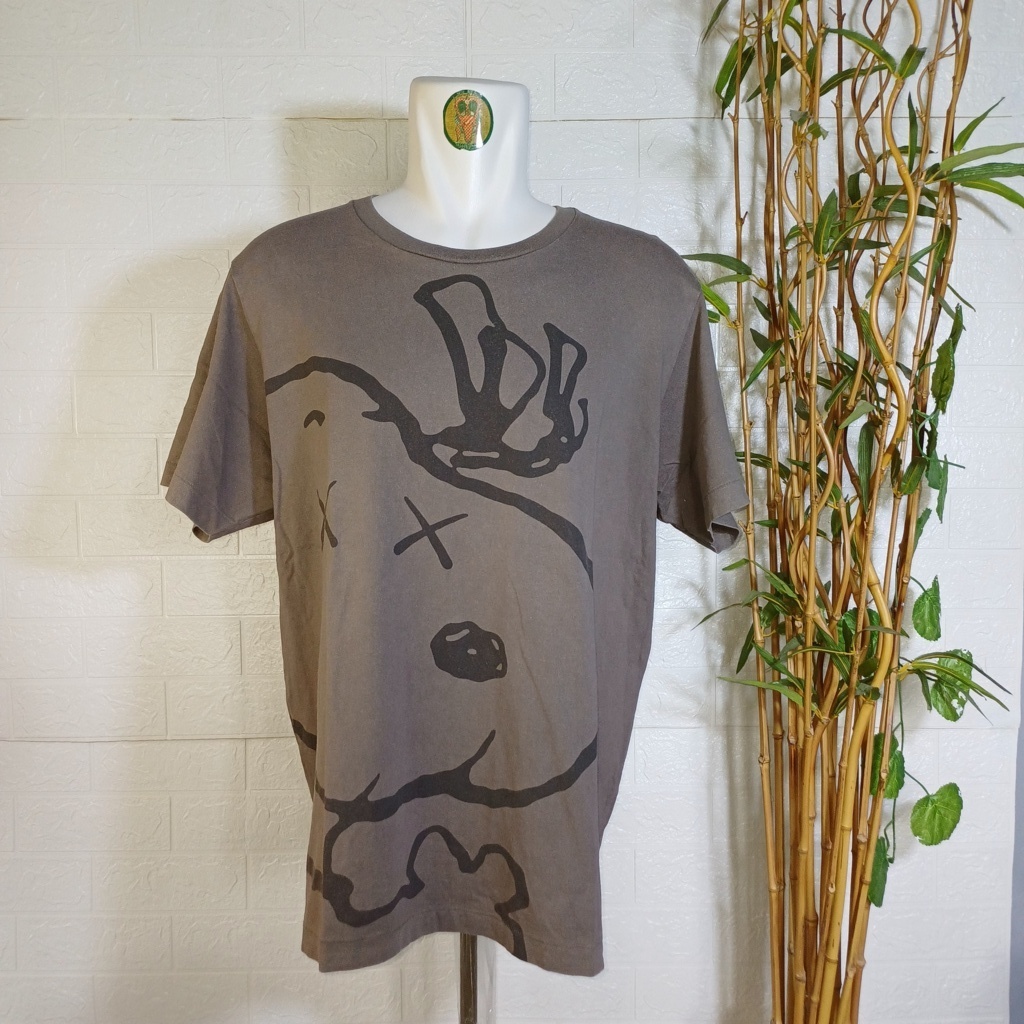 KAOS UNIQLO PEANUTS X KAWS, SIZE XXL FIT XL (SECOND BRANDED) ABU BASAH, TS0502