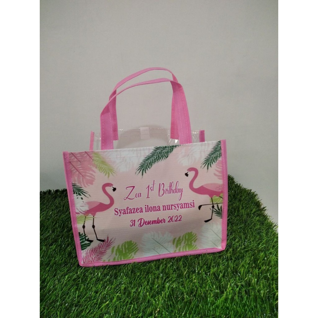 

tas souvenir ultah mika/goodiebag mika UK. 25x18x20/muat bento/tas bento