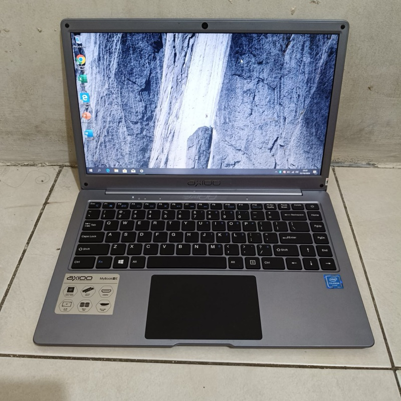 Axioo Mybook 14E, Seri Terbaru, Model Super Slim, Warna Silver.  Spesifikasi. - Processor : Intel Ce