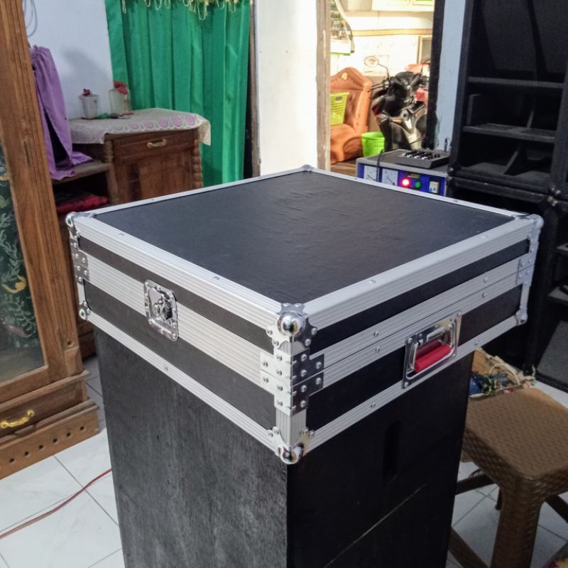 Hardcase Mixer Ashley Hero 12 channel / hardcase mixer ashley